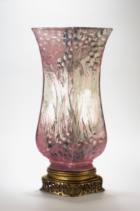 Ваза в японском стиле с изображением ирисов и хризантем. Франция, конец 1880-х / Фотография с официального сайта Государственного Эрмитажа