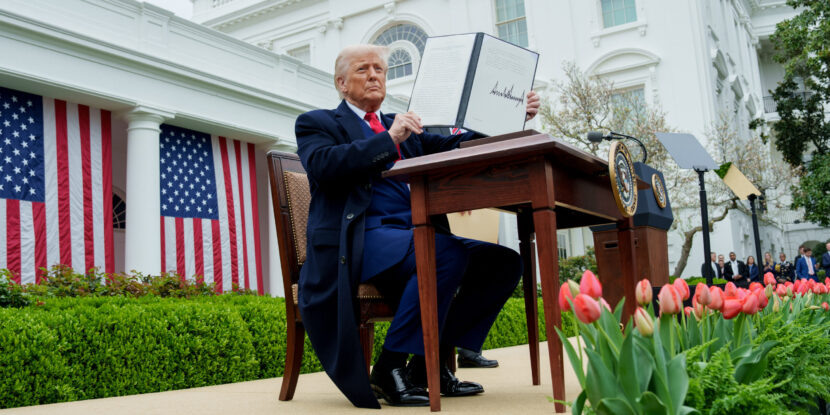Президент  Трампа  в «День освобождения», 2 апреля  в Розовом саду Белого дома, где он объявил, что на иностранные государства с высокими тарифами на экспорт из США будут наложены значительные импортные пошлины.