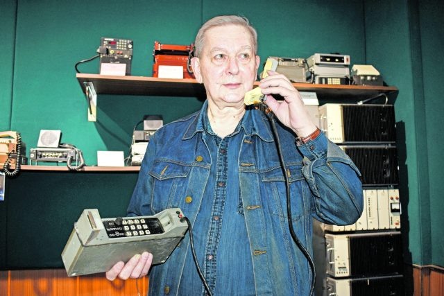     Евгений Кириллов с первым мобильным телефоном