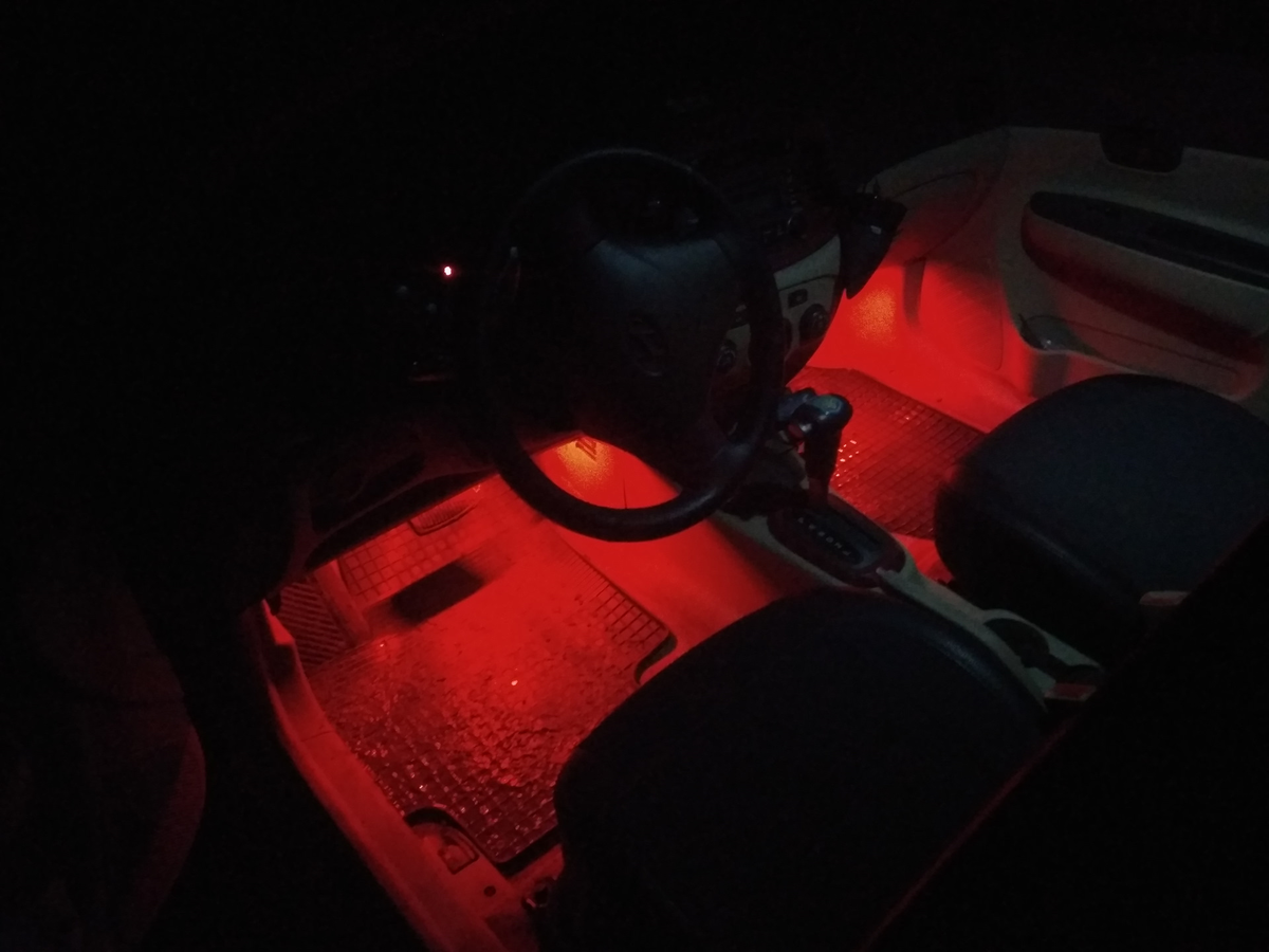 Светодиодная лента RGB создает мягкое освещение у ног