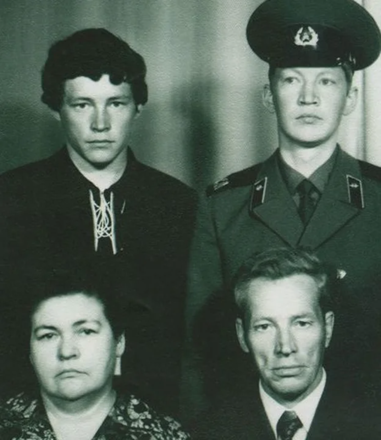 Виктор Басаргин родился в 1957 году в свердловском Асбесте в семье участника-ветерана ВОВ, там окончил школу и горный техникум. Высшее образование (Свердловский горный институт, Уральский социально-политический институт) он получал в Свердловске. Начинал помощником машиниста экскаватора, взрывником, инженером в лаборатории, инженером-технологом на «Ураласбесте». В Асбесте до сих пор хорошо его помнят и ценят: в 2013 году ему было присвоено звание «Почетный гражданин города Асбеста». На фото: Виктор Басаргин (слева) с братом, матерью и отцом