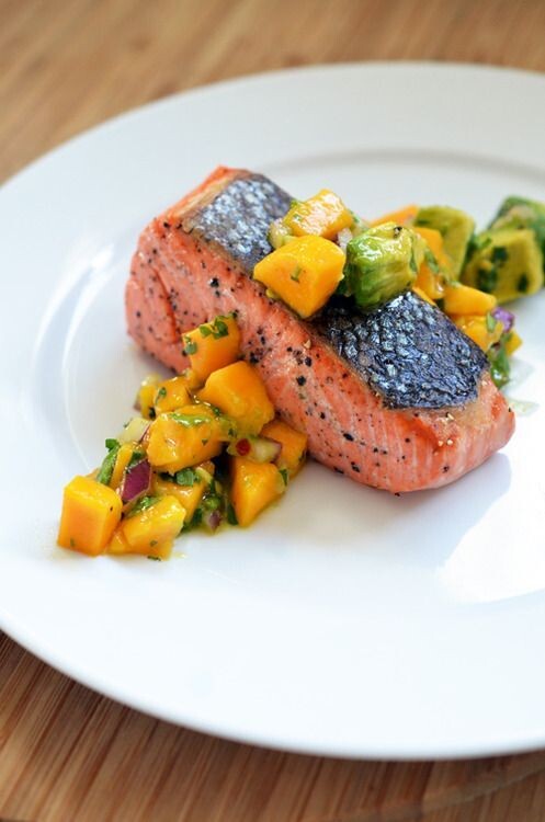 Лосось в медово-горчичном соусе с сальсой из манго и авокадо 