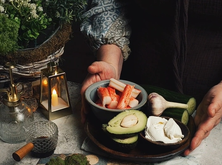 Салат с огурцом, крабовыми палочками и авокадо.