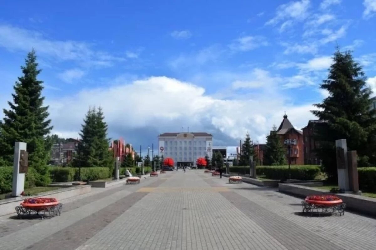    В Тобольске на площади Победы устанавливают стелы героическим землякам