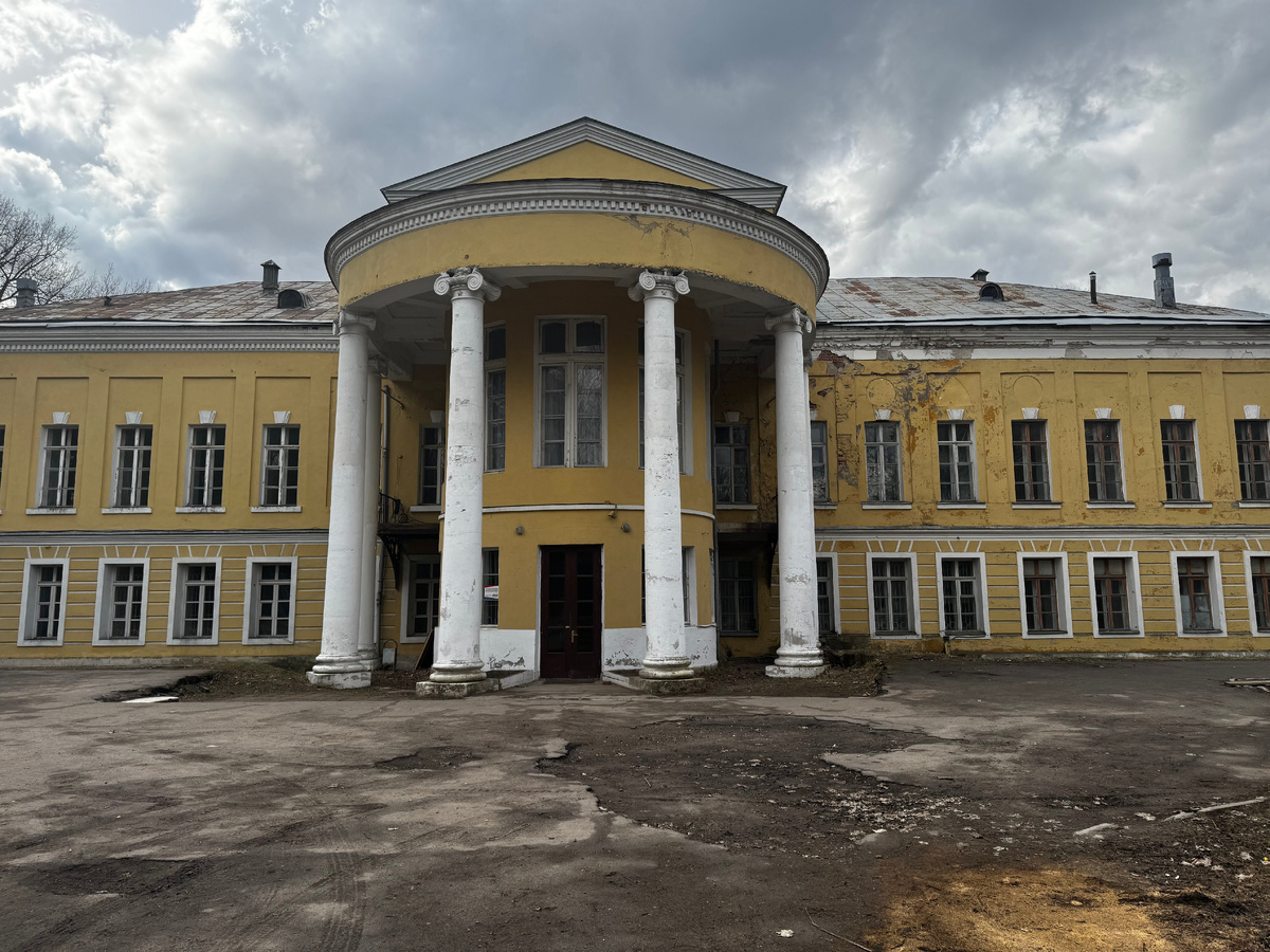 Вот любимчик киношников, когда-то дворец Волконских. Фото автора.