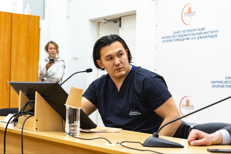    Сургутский хирург в ходе прямой трансляции провел сложнейшую операцию в Санкт-Петербурге