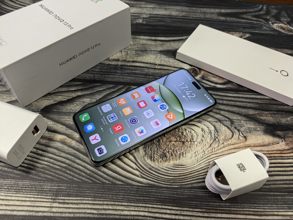 Комплект поставки у смартфона стандартный: зарядка на 100 Вт