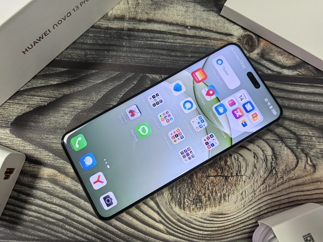 Большой экран с удлинённым вырезом под двойную селфи-камеру