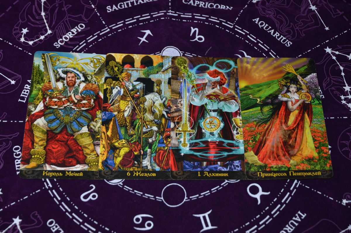 Таро расклад: Мужчина в отдалении: чувства, планы, воплощение. Описание мужчины.