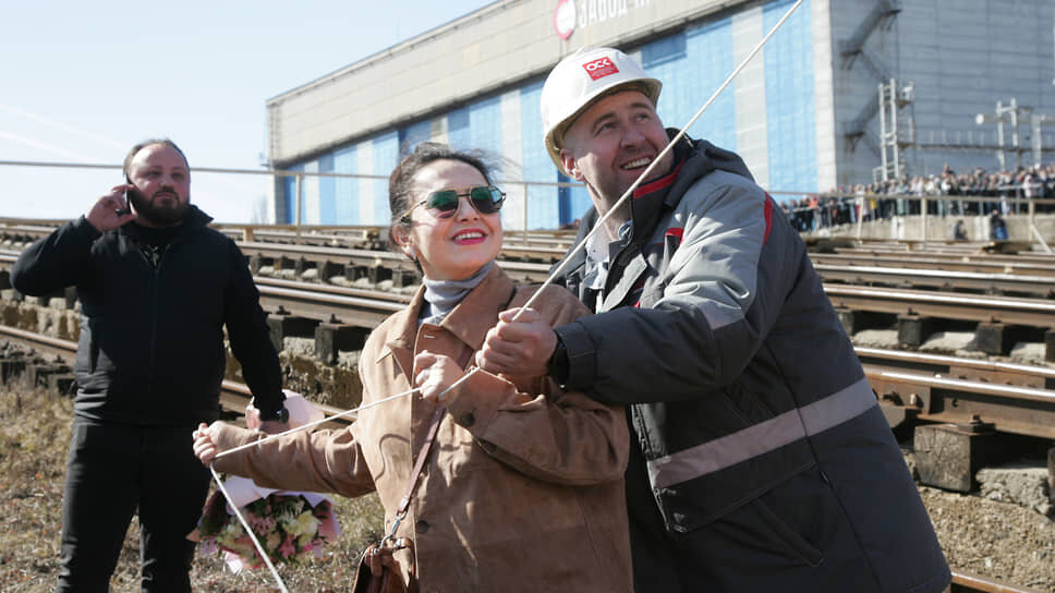 Крестной матерью нового корабля стала Нина Миргородская, разбившая о борт бутылку шампанского.📷Фото: Роман Яровицын / Коммерсантъ