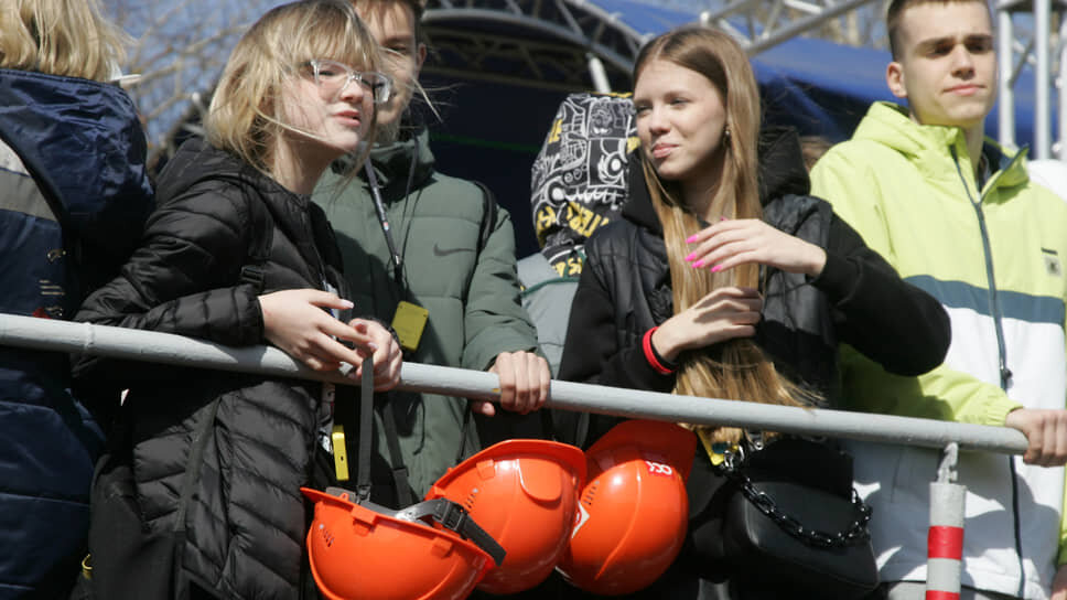 Школьники в ожидании церемонии.📷Фото: Роман Яровицын / Коммерсантъ