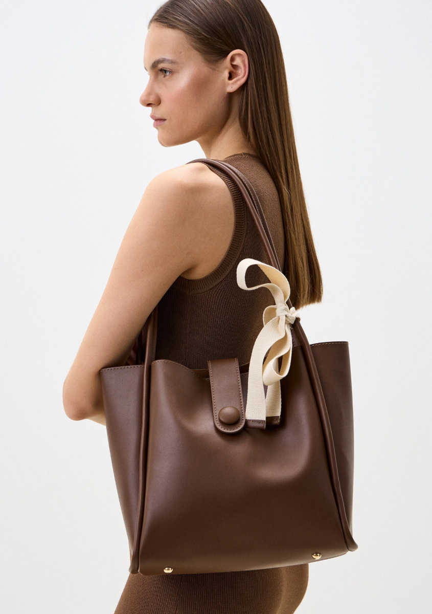 Коричневая сумка с кнопкой 