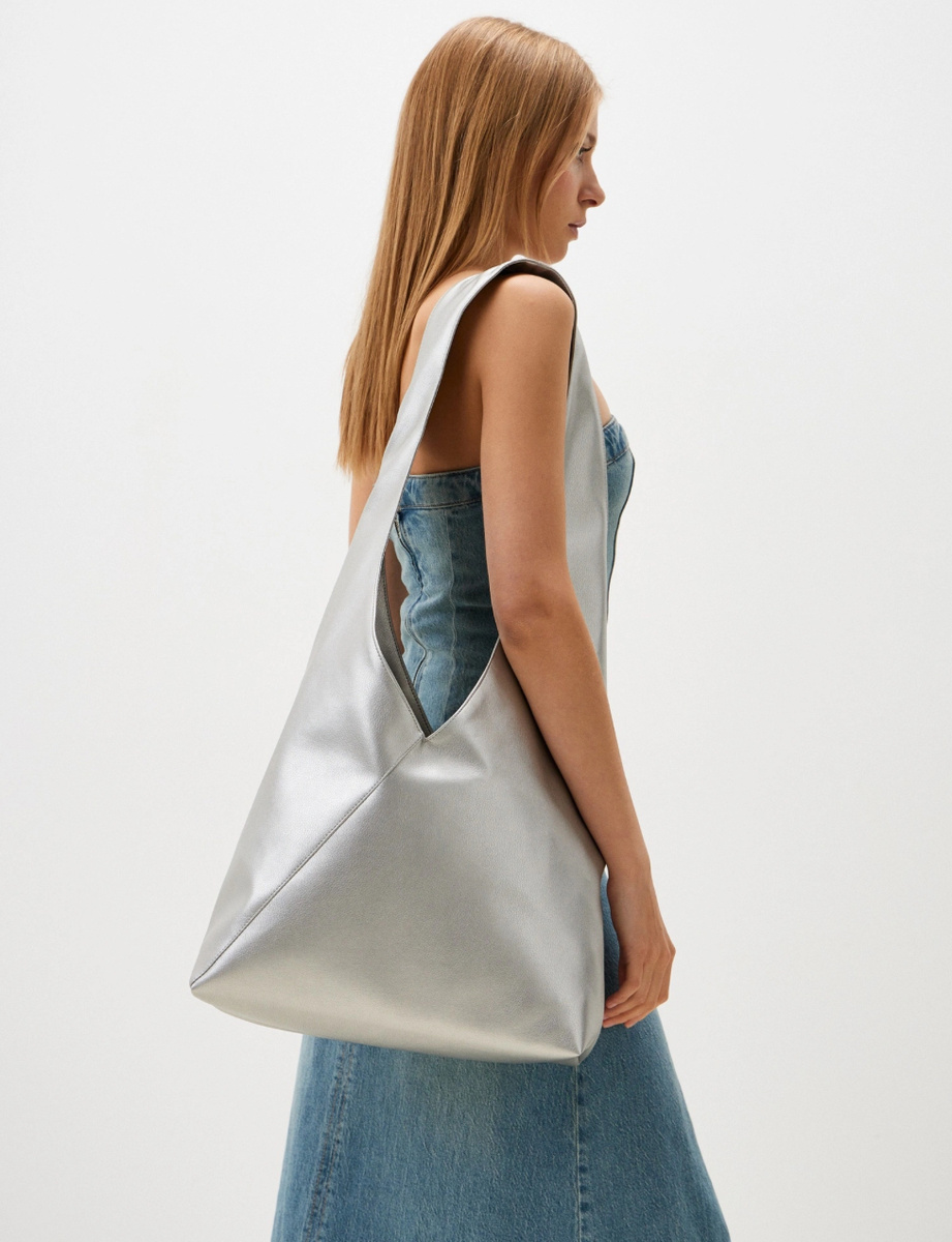 Серебристая объемная сумка 