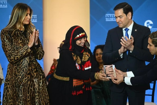 Первая леди Мелания Трамп (слева) и государственный секретарь Марко Рубио (справа) чествуют Амат аль-Салам аль-Хадж (в центре) на церемонии вручения Международной женской премии за мужество 1 апреля 2025 года.