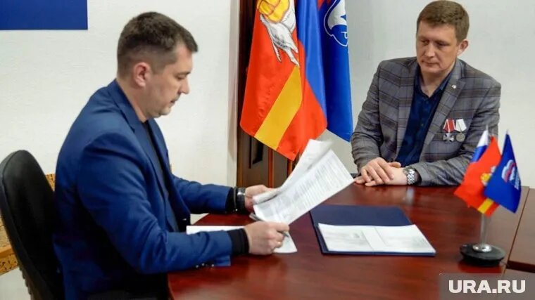 Задолго до СВО Андрей Орехов (справа) спас ребенка на пожаре. Фото: пресс-служба Челябинского регионального отделения «Единой России»