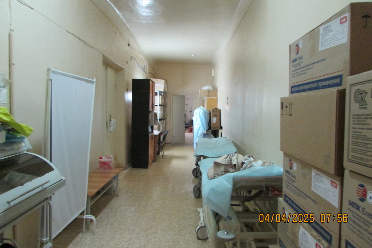 открытая дверь оперблока. В самом канце - операционная.