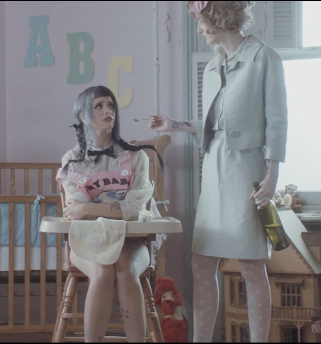 Кадр из mv "Crybaby"