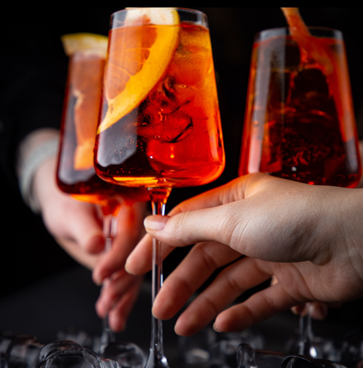 Коктейль «Мартини Фиеро Тоник» — это простой и освежающий напиток, идеально подходящий для летних вечеринок.
