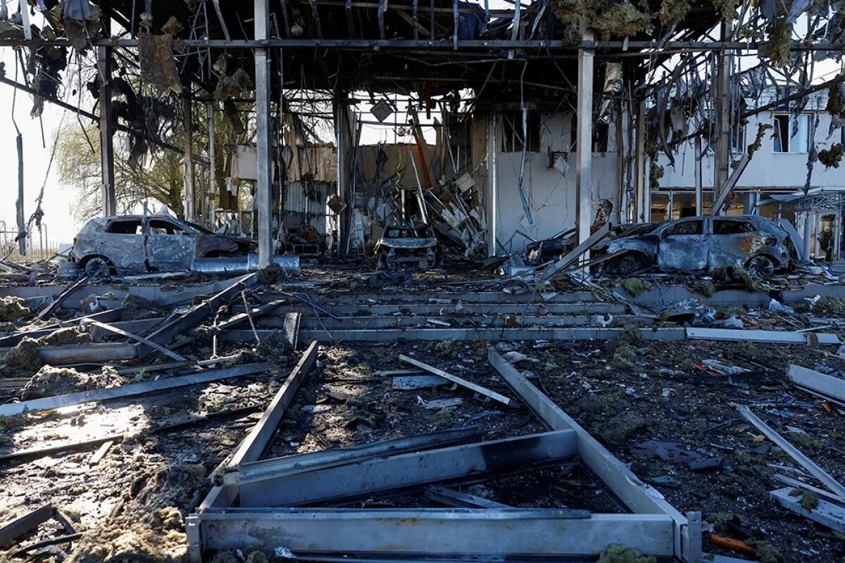    Военкоры сообщают, что многие объекты, по которым были нанесены удары, горят до сих пор, а в потушенных идет разбор завалов и «расфасовка» фрагментов тел по мешкам.