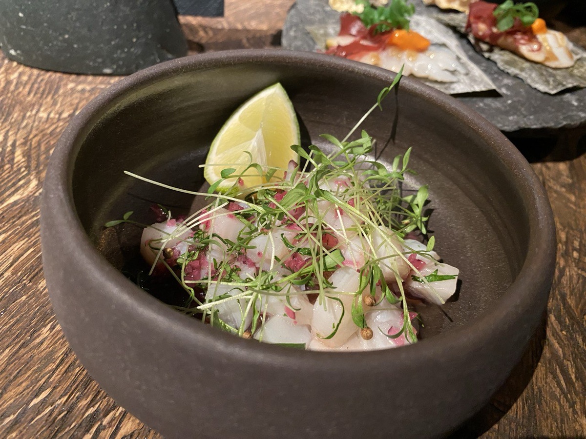 Тихоокеанский осьминог с красным луком, кинзой и сингапурским соусом