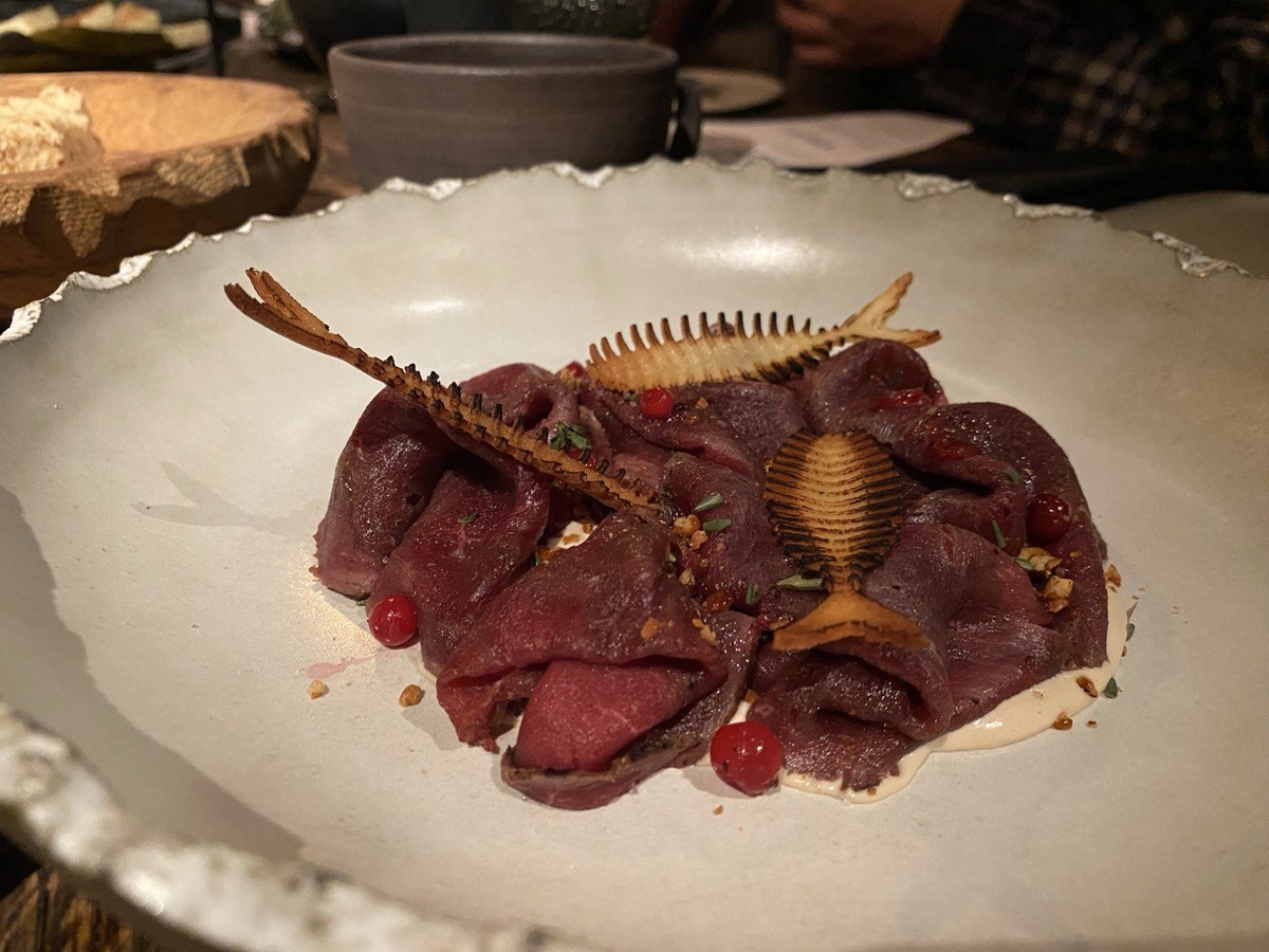 Сибирский вителло тонатто: карпачо, тугунок, кедровый орех, моченая брусника 