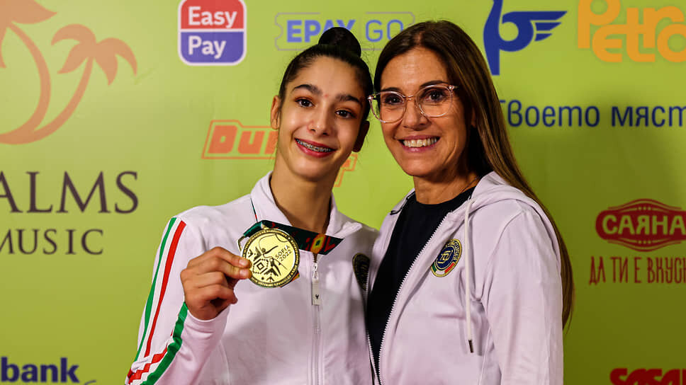 Бывший главный тренер итальянской сборной по художественной гимнастике Эмануэла Маккарани (справа) и чемпионка мира по художественной гимнастике София Раффаэли.📷Фото: Fabrizio Carabelli / SOPA Images / LightRocket / Getty Images