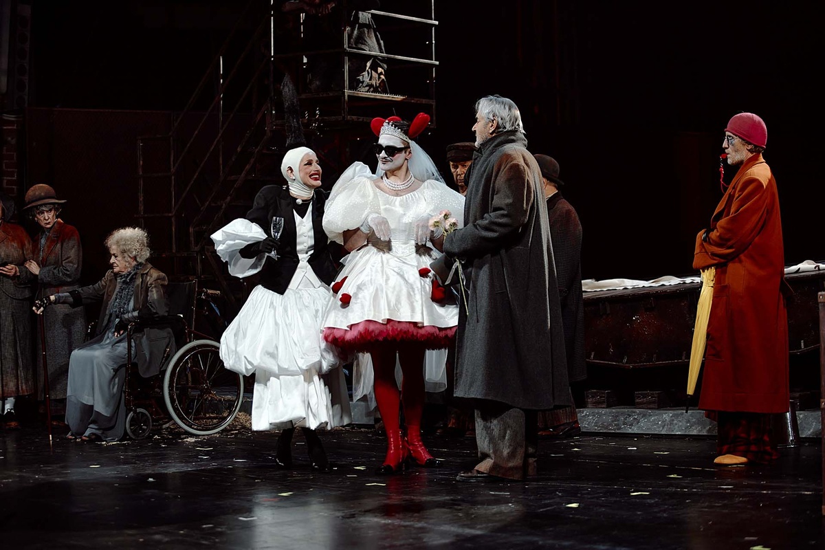    Здесь и далее сцены из спектакля «Сделка»