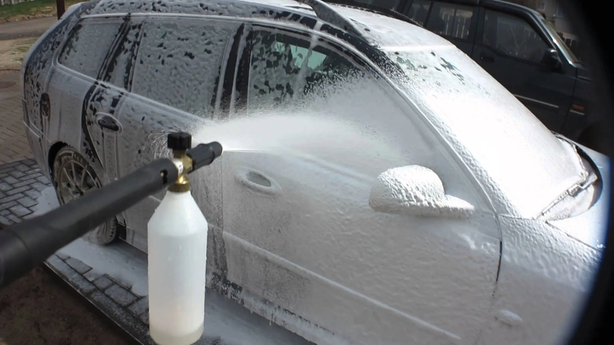 Пеногенератор обеспечивает равномерное нанесение шампуня."