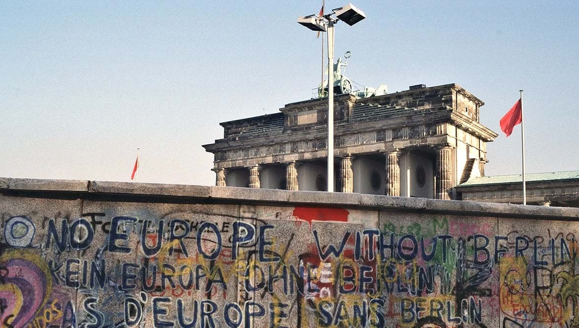 Крушение Берлинской стены. "Теперь я пойду с ещё большим забралом!" (М.Горбачев). Scorpions в Москве. Wind Of Change (Ветер перемен).  "Прощальным огнем догорает эпоха..."