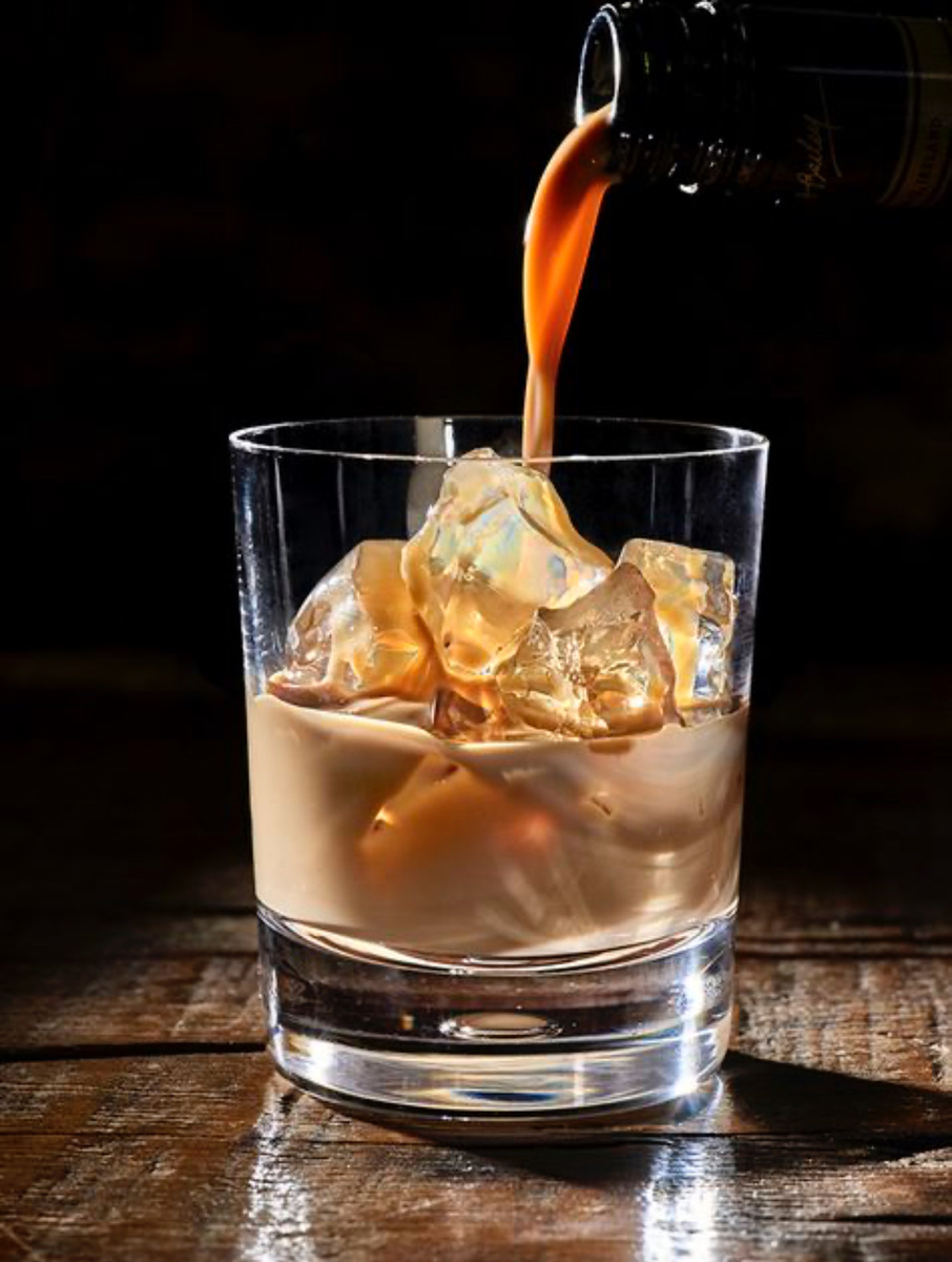 Приготовить ликер «Бейлис» в домашних условиях довольно просто, и это позволит вам наслаждаться этим кремовым напитком в любое время. Вот рецепт, который поможет вам сделать «Бейлис» самостоятельно.