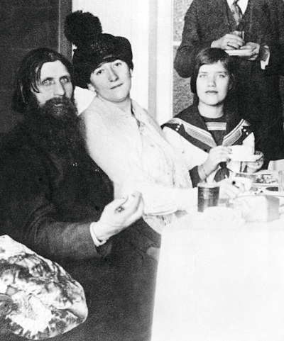 Распутина Матрёна Григорьевна (справа) (1897-1977). 