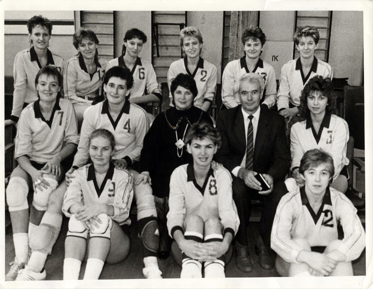 Волейбольный клуб "Основа" Иваново - победитель Всесоюзного финального турнира за выход в первую лигу чемпионата страны. Верхний ряд слева направо: Галина Буль, Ольга Фадеева (Уракова), Света Скатерникова, Инесса Власенко, Светлана Челышева, Татьяна Лапшина. Средний ряд слева направо: Татьяна Прозорова, Елена Хирьянова, Людмила Андреевна Тузова, Юрий Владимирович Шагурин, Ирина Миронова. Нижний ряд слева направо: Елена Городова (Ляпина), Ольга Безрукова, Людмила Виноградова. Сентябрь 1990.
