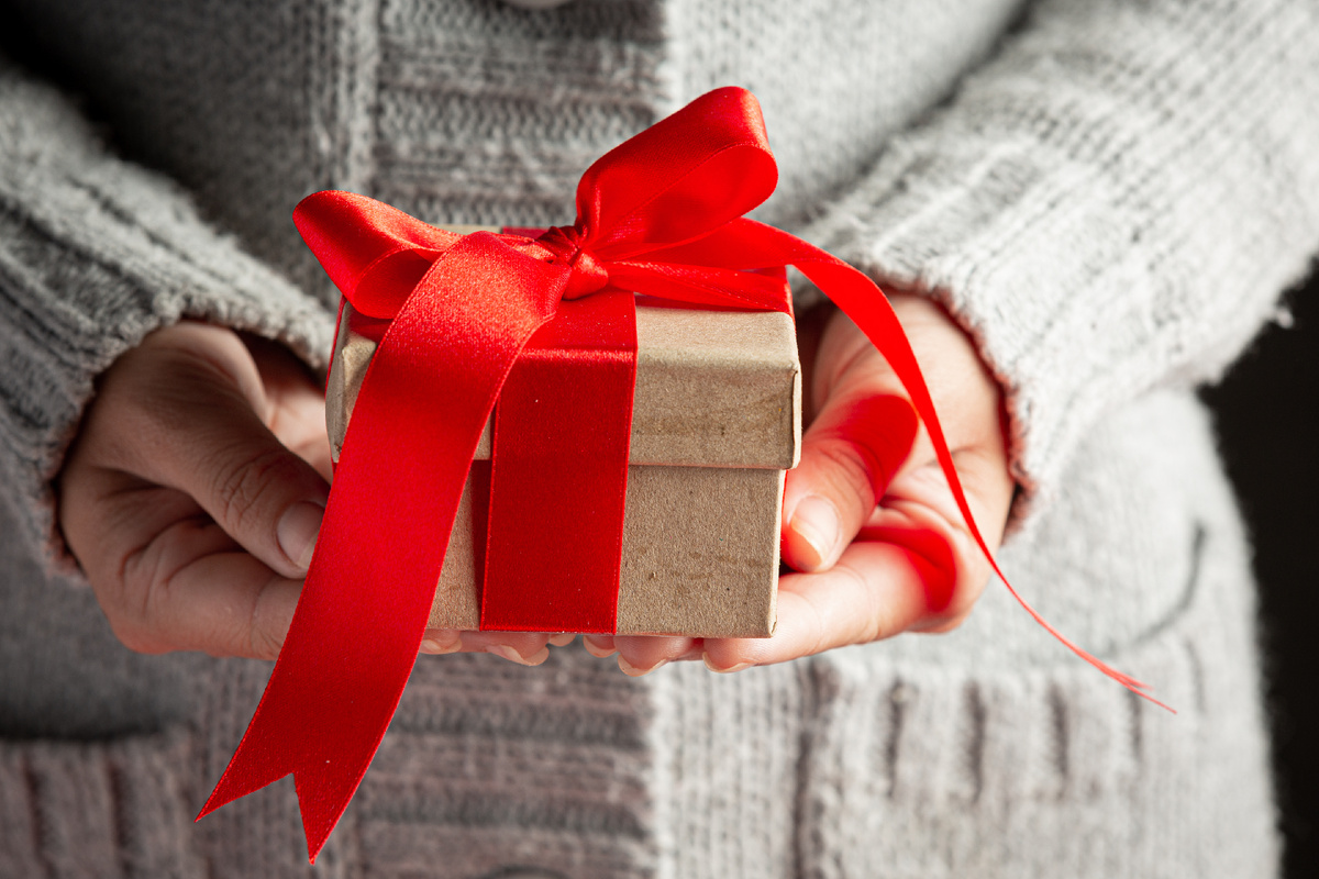 https://ru.freepik.com/free-photo/woman-s-hand-holding-gift-box-with-red-ribbon_11406894.htm#fromView=search&page=1&position=43&uuid=b0668cff-bf61-4e0e-9387-231178446260&query=%D0%BF%D0%BE%D0%B4%D0%B0%D1%80%D0%BE%D0%BA