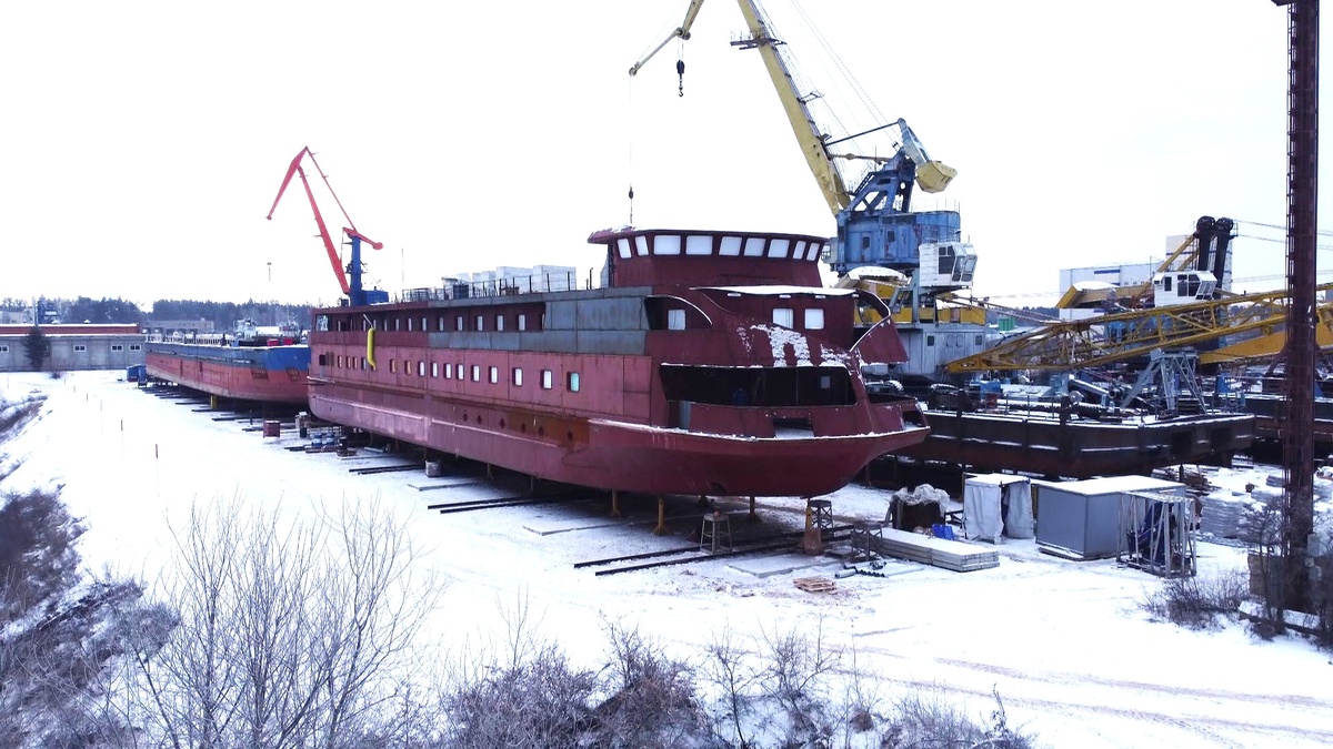    Уникальный корабль - плавполиклиника для Югры готова на 95%