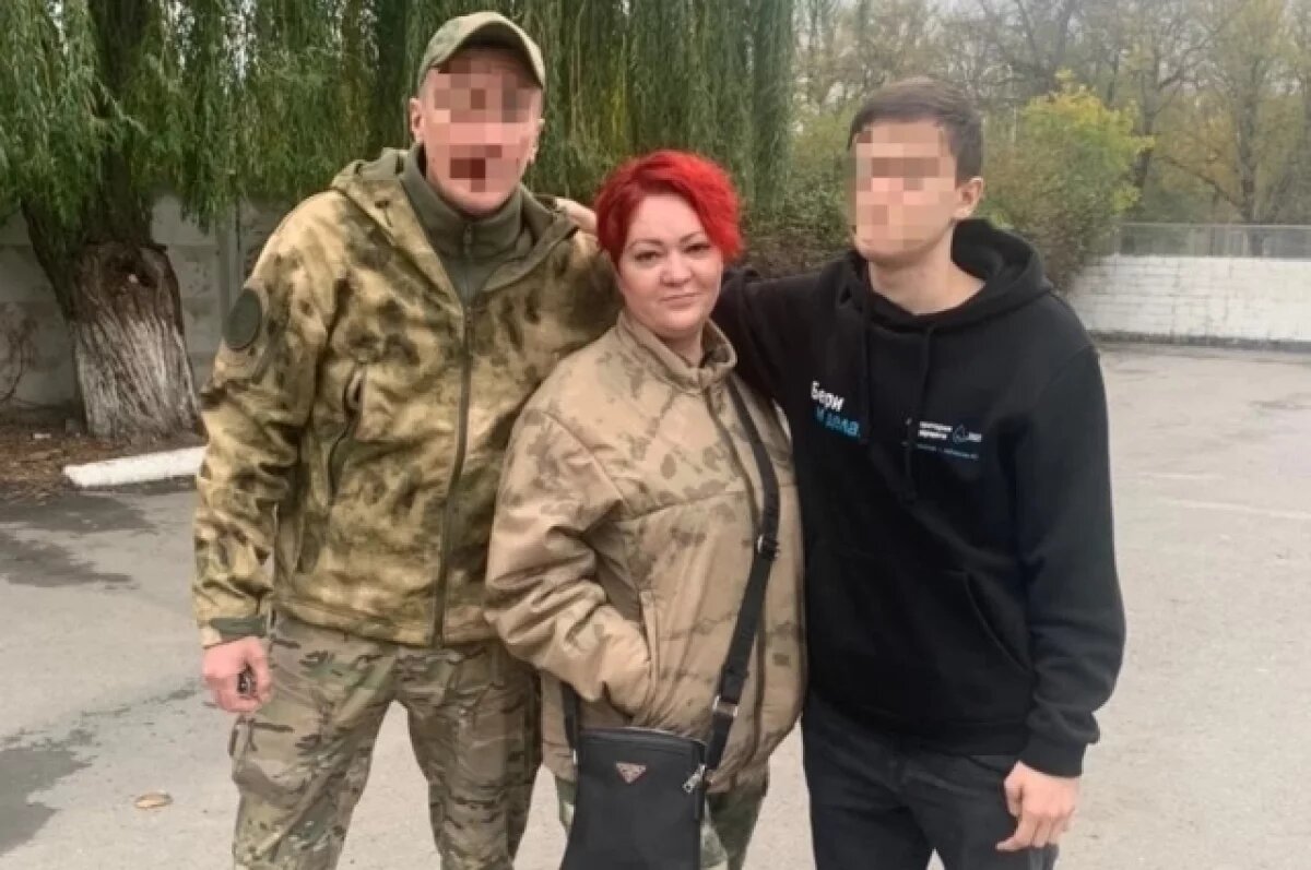    Бойцы Гром и Молния со своим сыном.