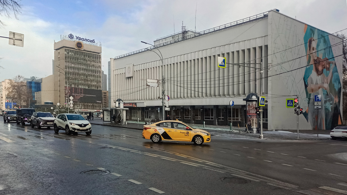 Улица Красная. Мэрия Краснодара. Выглянуло солнце. 13 февраля 2024 года. 14:28.