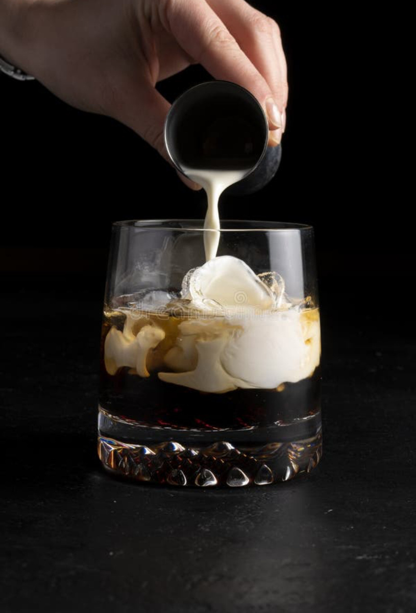 Давайте рассмотрим, как приготовить коктейль "Белый Русский" дома. Это восхитительный и простой коктейль, который идеально подходит для любителей мягких алкогольных напитков.