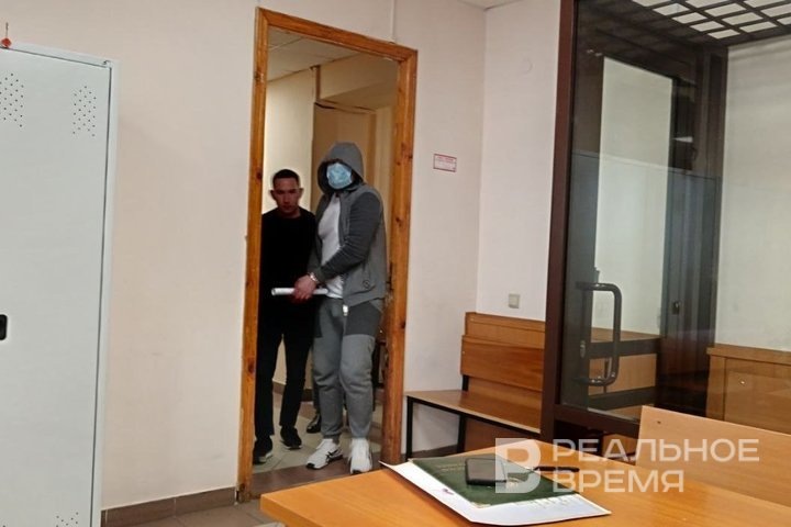 В зале суда обвиняемого сначала водворили в «стеклянный» аквариум, но затем усадили на первый ряд. Ирина Плотникова / realnoevremya.ru