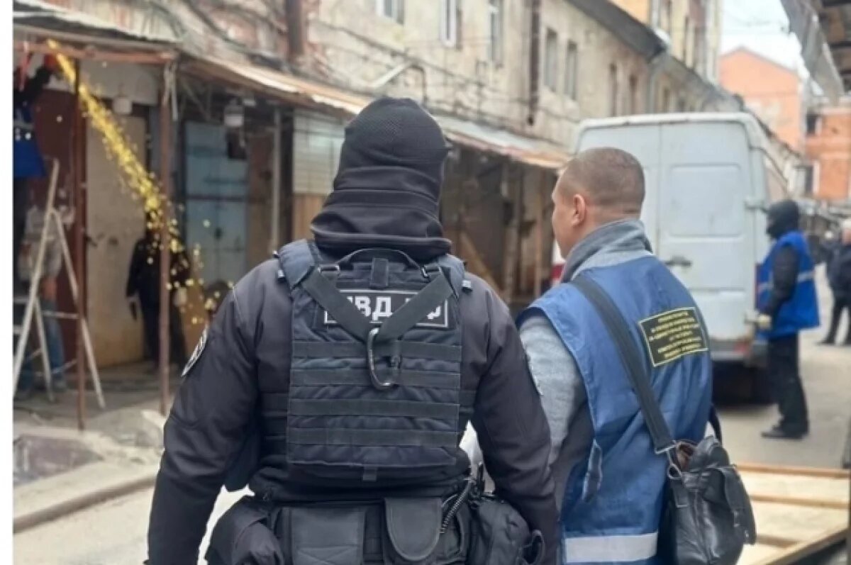    Силовики вновь сносят незаконные павильоны в Апраксином дворе