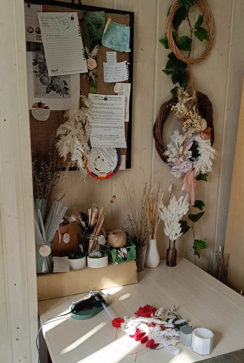 Подготовила материал для сборки композиции. 