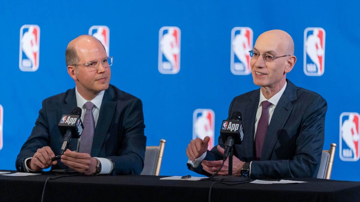 Генсек ФИБА Андреас Загклис и комиссионер НБА Адам Сильвер