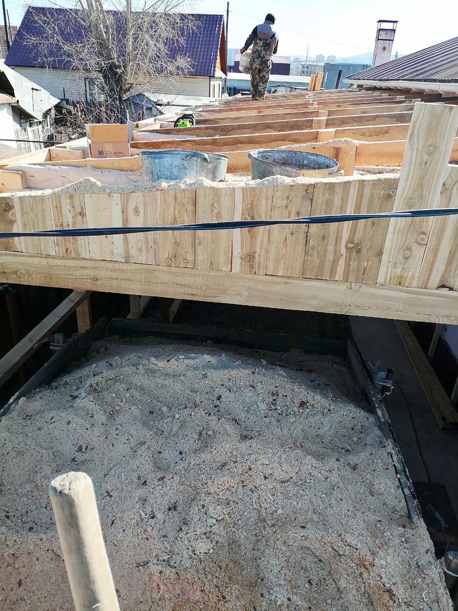 Засыпаем опилки на крышу