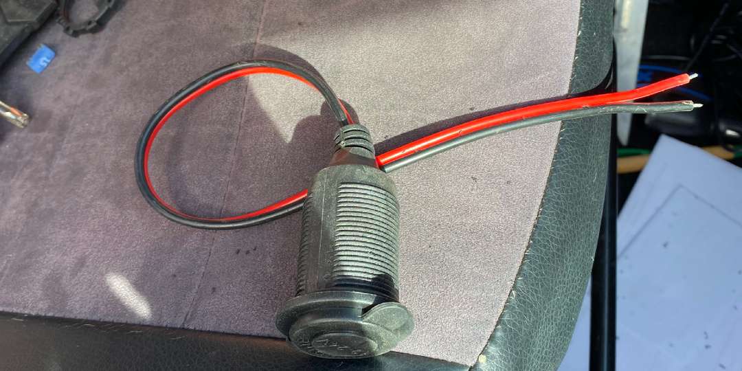 Розетка (прикуриватель) в бардачок Xray.