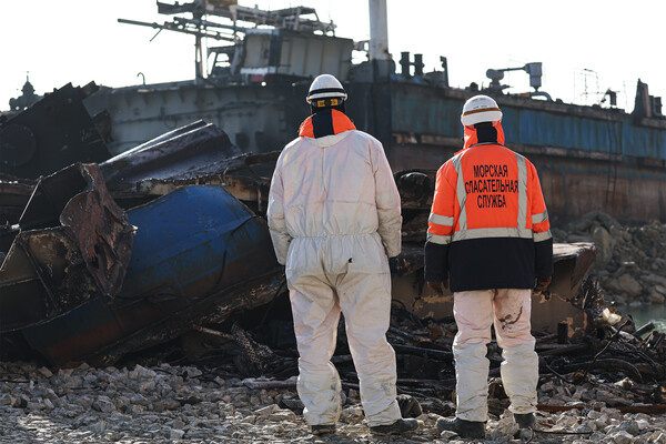 Сотрудники экстренных служб во время демонтажа танкера «Волгонефть 239» у порта Тамань, Краснодарский край, 2025 год / Дмитрий Феоктистов/ТАСС  