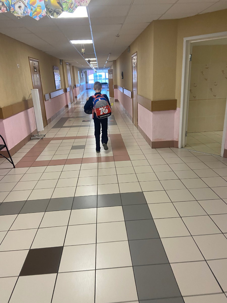 Опоздун торопится в класс