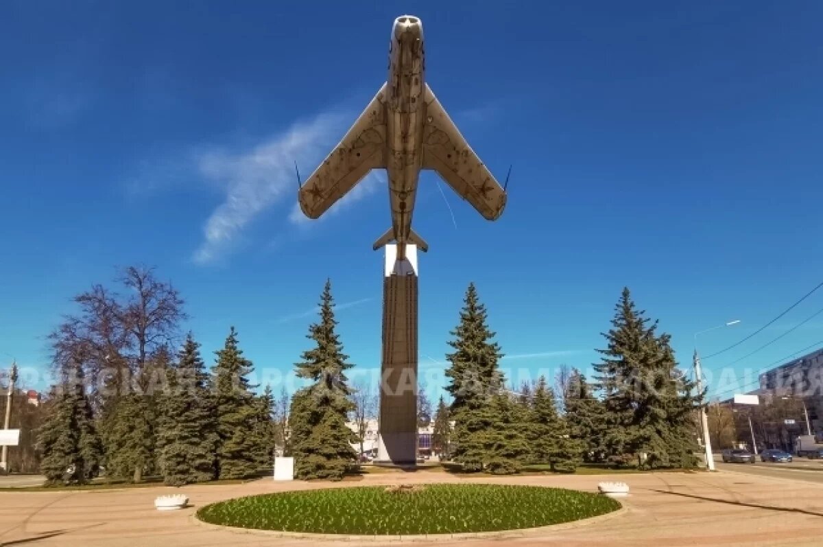    В Брянске к 80-летию Победы приводят в порядок памятник летчикам