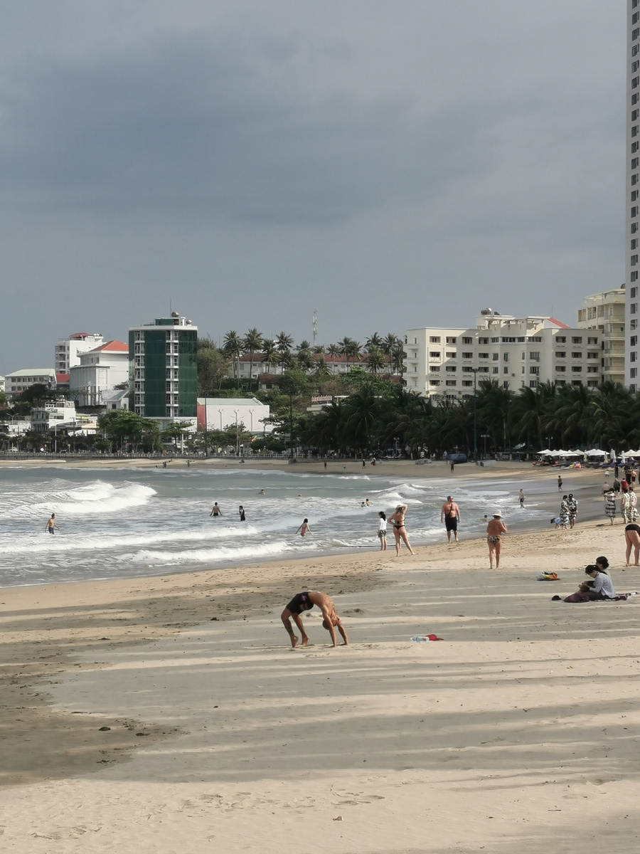 Северный пляж Нячанга с волнами