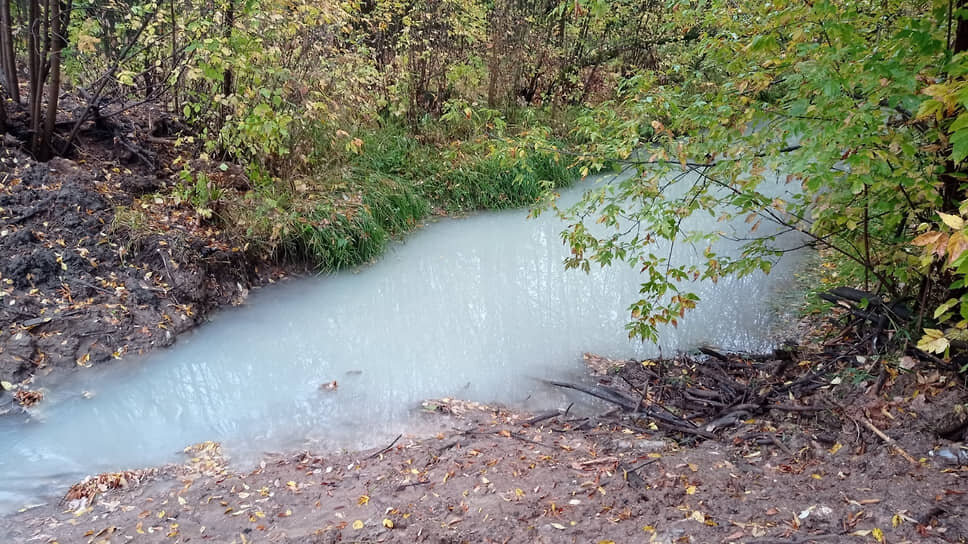 Сброс неочищенных стоков в реку Лекинка (приток Казанки) «Арчой» в 2022 году.📷Фото: Минэкологии Татарстана / Коммерсантъ