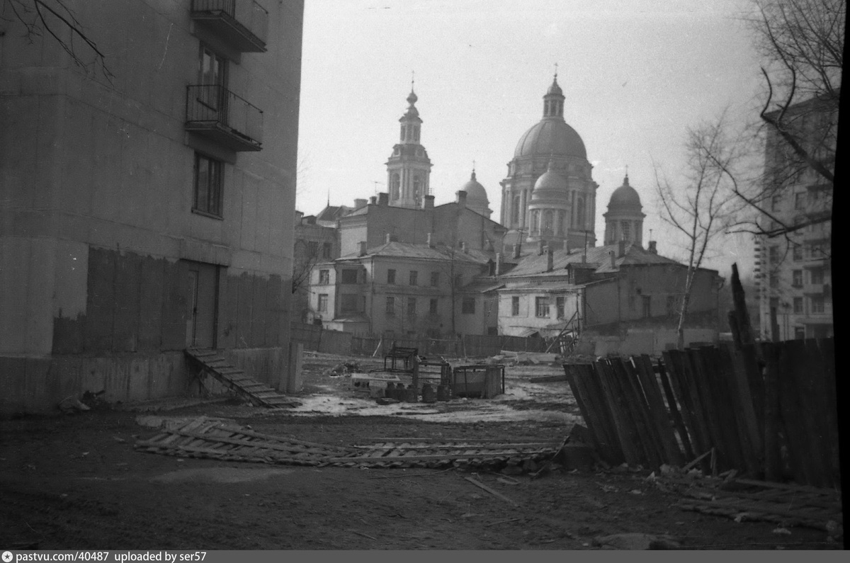 Вид на Богоявленский собор в Елохове. Те самые задворки, где сейчас стоит Елоховский пассаж. 1968 г. Из личного архива MariaK.