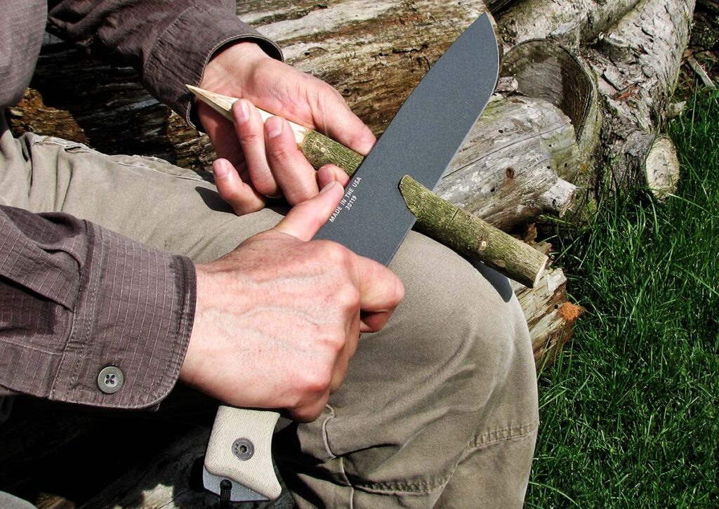 Сначала подумал о ножовке, но обошелся ESEE Junglas, настрогав колышки для палатки.